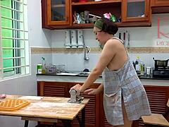 Cozinhando nua com Regina Noir