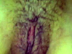 Acción cercana intensa de masaje al clítoris de Vagabunda