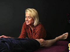 Milf îmbrăcată suge și masturbează pula tatuată tare