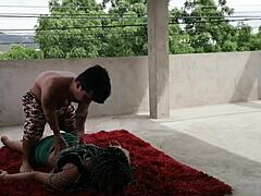 De práctica de yoga a amateurs depiladas explorando placeres orales y garganta profunda, llevando a folladas hardcore con orgasmos intensos