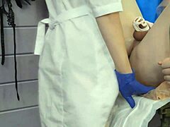 Padrona prete scopa duro il suo schiavo sulla sedia ginecologica 😈🏥