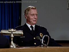 Ich liebe diese lustige Retro-Polizei-Parodie Blowjob-Szene