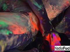 Cewek blonde Nadia White dan Ophelia hisap kontol warna-warni keras