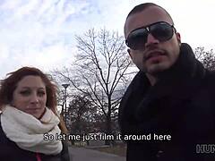 джентълмен изкушава привлекателна тийн 18+ дама с пари за гореща чешка среща