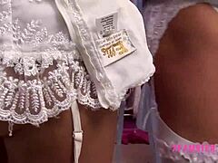 小さい妹がモンスターコックを飲み込んで顔射まで興奮するぜ