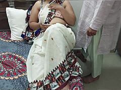 Vídeo viral emocional Devar Bhabhi Chudai pornô indiano com voz hindi clara