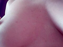 Amatør babe med store bryster leger med sine unge 18+ patter og stive brystvorter, oh mand jeg kan ikke stoppe med at røre ved dem