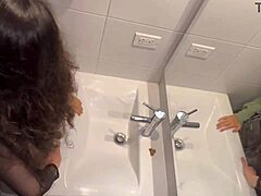 家族パーティーの浴室でセックス！