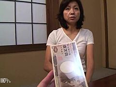 अरे, देखो यह एशियन जापानी ब्लो जॉब सीन रूरल मेच्योर वुमन हिसाको सानवा पार्ट 2 के साथ! 😏