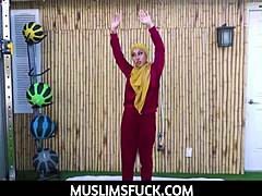 زوجة محرومة من النشوة تُزب بقوة تحت الحجاب مع صدر وكس مكشوف!