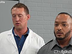 Uniformovaní chlapi v interracial trojce v ošetřovně