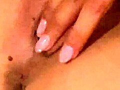 Грязная камгёрлша дрочит жопу дилдо и сосёт другу на вебке! 😈🍆