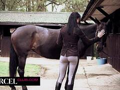 Брюнетката MILF с големи цици направи ръчна, после лъжица в конюшните до еякулация