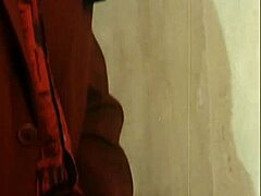 Hej, pogledaj Cicciolinu kako pokazuje svoje veštine sa mokrom pičkom u ovom nezaboravnom vintage pornu, pun HD restyling