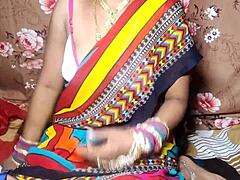 يا، تحقق من زوجة هندية لأول مرة تحصل على يد مليئة بالإنزال في عمل منزلي هندي صوتي