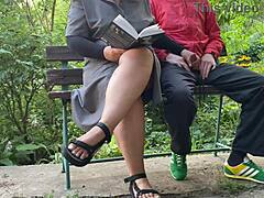 Erfahrene MILF demonstriert Fähigkeiten draußen mit Sorgfalt