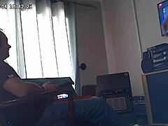 Devojka uhvaćena na špijunskoj kameri kako duboko grlo stepbratu kurac za kumin u usta