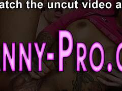 De trans slet ramt de kont van de gast in deze fetisj scène