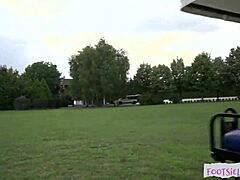 Liten tuttar euro tjej får fotjob och doggystyle utomhus