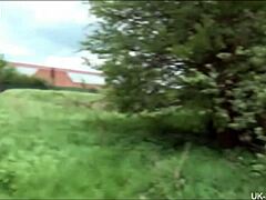 Cammina nuda nel parco, mostra fica rasata con divertimento dildo!