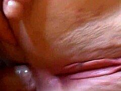 Красивая жопа принимает жесткий анальный кремпай с пальцами в хуе