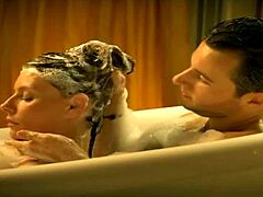 Lyubov Tolkalina laisse entendre des scènes de sexe torrides avec une blonde