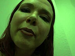 Sunt o uriașă musculară care mănânc un bărbat mic de 18+ în bucătărie