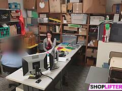 Подросток платит минетом большому члену взломщика