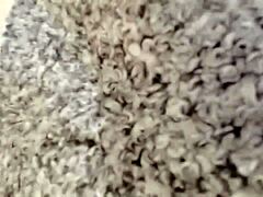 Mami, proč stříkáš v zkušební kabince před koupí svetru?