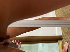 Spegel-quickie med ex-flickväns jätte-kuk creampie, va?