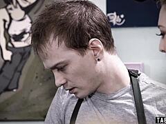 tipul a înșelat-o pe prietena lui adolescentă lily larimar pentru sex ciudat cu pula uriașă la muncă