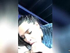 เฮ้ย แฟน อยากปากควยในรถเร็วๆ ตรงนี้ในที่สาธารณะไหม?