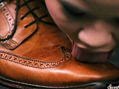 Petit teen 18+ hembiträde blir hårt knullad utomhus