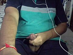 I en ångande solo session avslöjar den söta indiska gayen sin massiva kuk och runkar den ivrigt