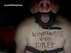 Se denne fuckpig Justafilthycunt gabe og ydmyge sig selv med flere dildoer på cam!