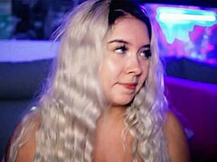 بوند بلوند سمينة سكسي تمص قضيب سمين بقوة