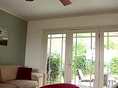 계모의 비밀 이웃 섹스 테이프가 발견되면 어떨까