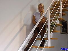 בריטית צעירה רוכבת על זין לפני שפיכה 69!