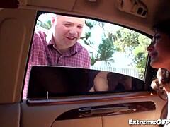 Nedves puncis tinédzser kurva lovagol kemény faszra csoportos akcióban