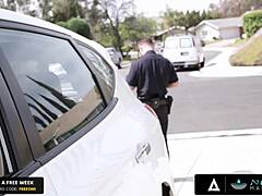 Hvorfor ødelægger denne perverse politimand min stramme fisse i bruseren?