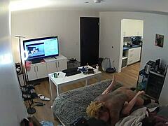 La mia telecamera nascosta becca il vicino infedele che si scopa la mia mogliettina teen 18+ minuta nel nostro letto, con cazzo mostruoso e tutto