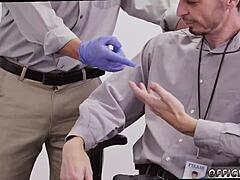 אני גבר סטרייט שמשתין בשיעור הטרדה מינית גיי