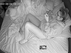 Milf con calzini spaiati si masturba con giocattoli da sola