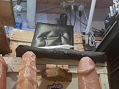 Ela Pegou Casualmente Seus Dildos Grandes Favoritos e Começou a Foder Eles Sozinha no Quarto. Diversão Solo Escalou Rápido.