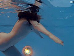 よぉ、マルファの熱い水中セックス、元カレとプールで