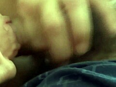 Jag sticker min kuk i styvmammas mun första gången hon vaknar upphetsad suger av mig