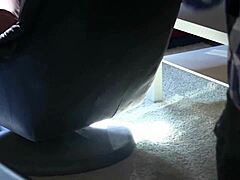 O rany, zobacz tę publiczną orgię bareback, gdzie 10 facetów rucha 3 dziewczyny mocno w kawiarni bilardowej!