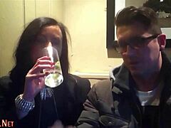 Zrelá britská žena cucá a prstí veľký chuj v pančuchách a podpätkoch