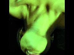 Oye, mira a esta travesti dando garganta profunda al revés a su novio