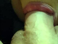 Oye, mira a esta travesti dando garganta profunda al revés a su novio